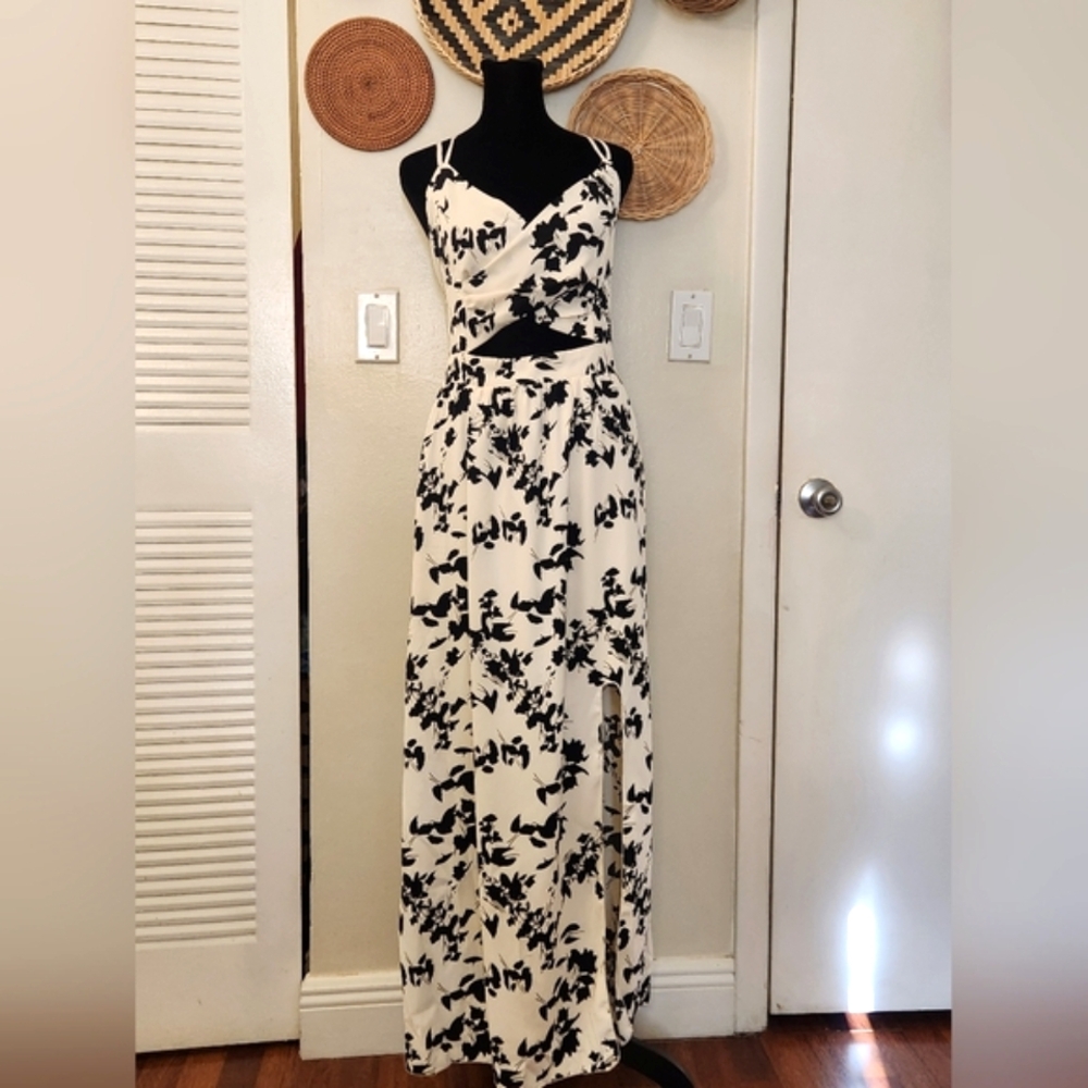 LAST ONE! Black And White Sleeveless Maxi Dress With Cutout - Picture 4 of 11